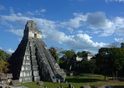 mujeres-en-el-mundo-maya-viaje-yoga-en-grupo-actividad-volcan-nica-en-guatemala-erupcion-de-pacaya-causa-evacuaciones-y-cierre-de-zona-a-turismo-templo-gran-jaguar-parque-nacional-tikal