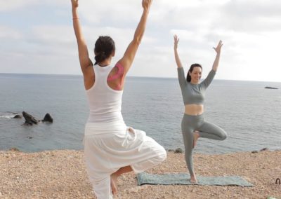 viaje-yoga-y-multiaventura-ibiza-y-formentera-yoga-frente-al-mar
